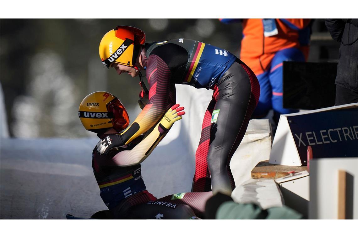 Bilder des Tages Die Deutschen Julia Taubitz (l) und Max Langenhan feiern nach ihrem Sieg bei der Rodel-WM in Whistler.