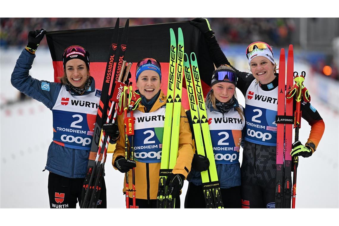 Deutsche Langläuferinnen holen Bronze in der Staffel Die deutschen Langläuferinnen jubeln über Bronze.