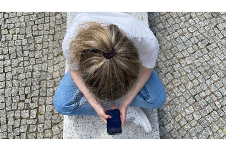 Die Deutschen verbringen sehr viel Zeit im Internet und lassen sich lieber berieseln als offline draußen oder mit Freunden aktiv zu sein. (Symbolbild)