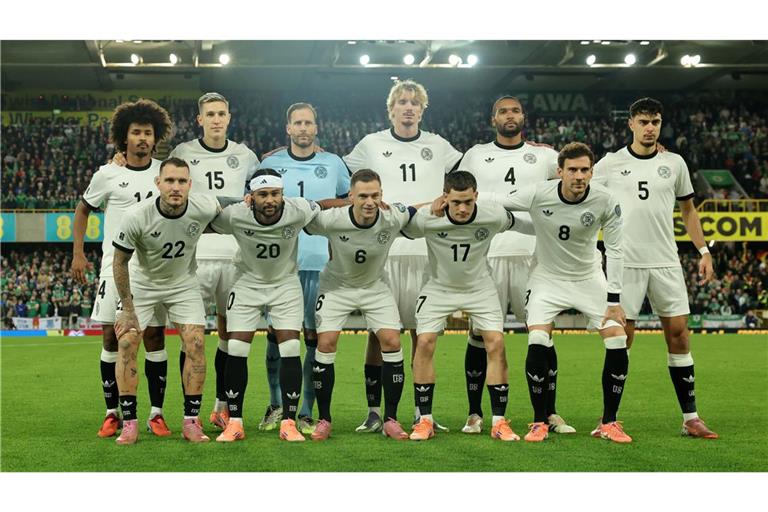 Die DFB-Elf stellt sich zum Team-Foto im Windsor Park.