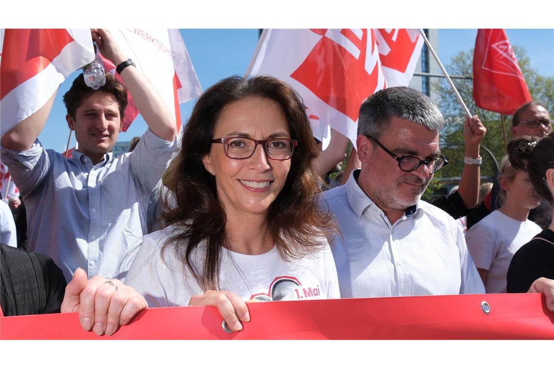 DGB-Vorsitzende Fahimi: Hände weg vom Arbeitszeitgesetz Die DGB-Vorsitzende Fahimi nimmt auch die Unternehmensvorstände in die Pflicht