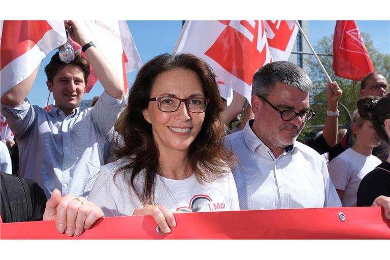 Die DGB-Vorsitzende Fahimi nimmt auch die Unternehmensvorstände in die Pflicht