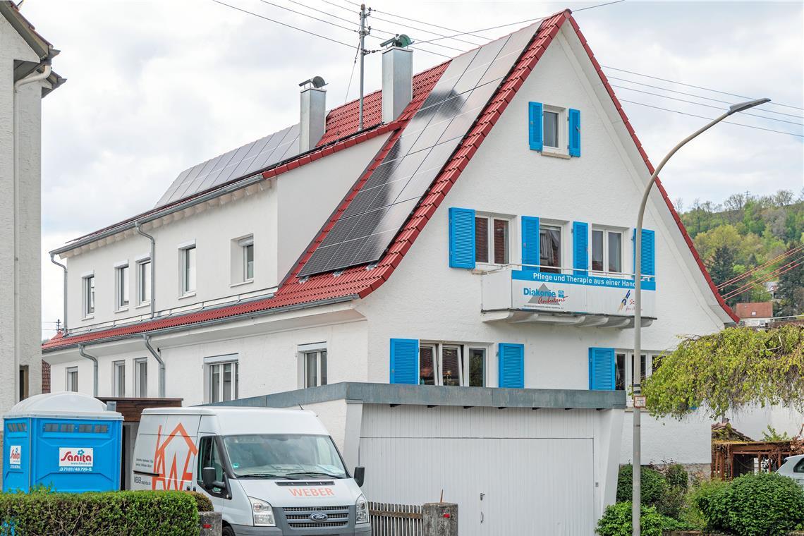 Von fairem Kaffee bis Sonnenstrom Die Diakonie ambulant hat seit Januar eine Solaranlage, mit der sie ihre Mobilität mittelfristig ökologischer machen kann. Foto: Stefan Bossow
