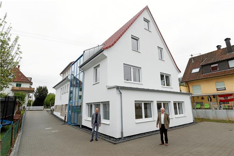 Die Diakoniestation konnte erweitert und saniert werden. Auf dem Foto sind Thomas Nehr, Geschäftsführer von Diakonie ambulant, und Werner Stingel, Vorsitzender des Krankenpflegevereins, zu sehen. Foto: Jörg Fiedler