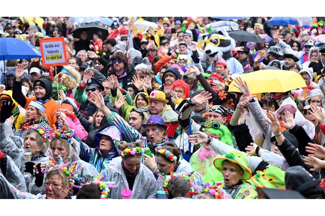 Die diesjährige Weiberfastnacht war ein nasser Start in den Straßenkarneval.
