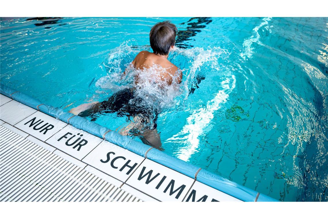 Pack die Badehose ein - immer mehr Menschen lernen schwimmen Die DLRG hat 2024 bundesweit so viele Schwimmabzeichen vergeben wie seit zehn Jahren nicht. (Archivbild)