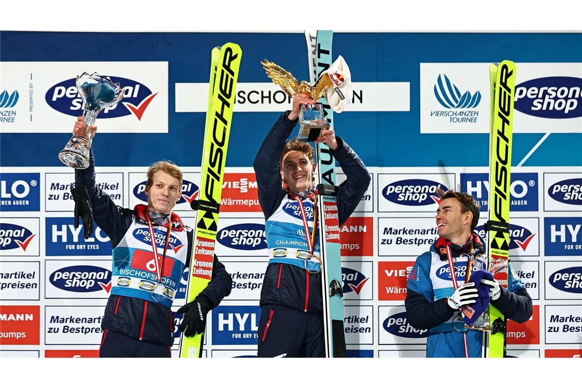 Die Tournee als Warnung: "Qualitätsproblem" bei Skispringern Die dominanten Springer der Tournee: Daniel Tschofenig (m), Jan Hörl (l) und Stefan Kraft (r).