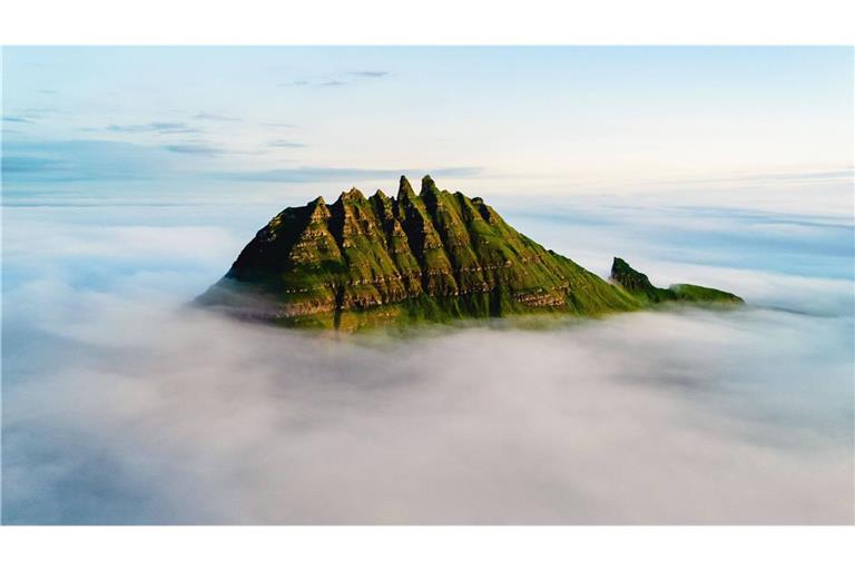 Die Drangarnir-Seeklippen auf den Färöer-Inseln im Nordatlantik.