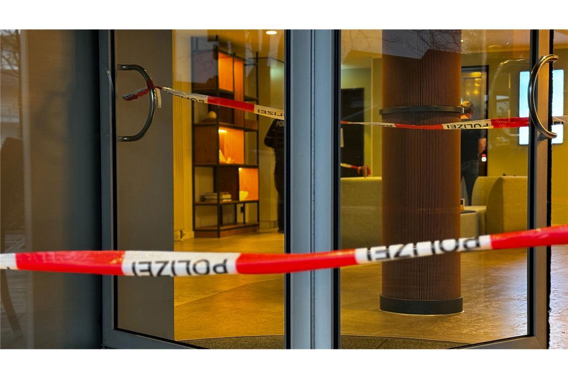 Die Drehtür zu dem Hotel ist gesperrt - ein Mann soll seine Mutter dort erstochen haben.