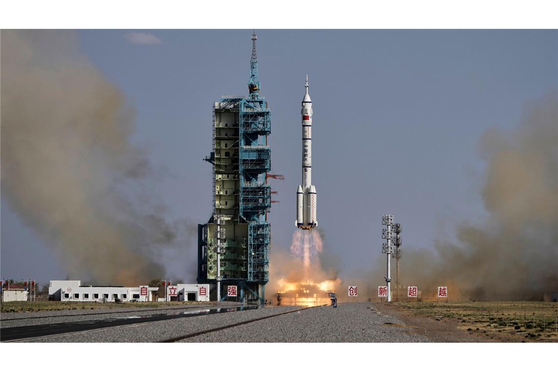 Drei chinesische Raumfahrer starten ins All Die drei Raumfahrer der Mission "Shenzhou 20" sollen die bisherige Besatzung der "Tiangong"-Raumstation ablösen
