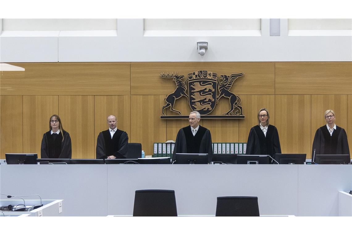 „Sonst blase ich euch das Licht aus!“ Die drei Richterinnen und zwei Richter des 3. Strafsenats des Oberlandesgerichtes Stuttgart am 48. Verhandlungstag des sogenannten Reuß-Verfahrens: Fuchs, Heiko Griesinger, Vorsitzende Joachim Holzhausen, Anna Müller-Nies und Gabriele Maser (von links).