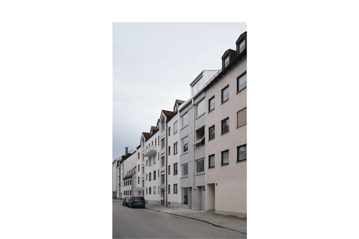 Vom einstigen Lost Place zum preiswürdigen Wohnhaus Die dritte Anerkennung erhielt das „Stadthaus statt nur Haus“ von Kofink Schels Architekten aus München. Zuvor stand hier nur ein Minihaus aus den 1950ern, das aus statischen Gründen abgerissen wurde. Nach dem Neubau schließt sich die Lücke in der Münchner Häuserzeile. Bauherrschaft: Annahita Kamali und Florian Böhm. Im Erdgeschoss befindet sich ein Ladenbüro, im ersten Stock eine Atelierwohnung, die Familienwohnung dann in den zwei restlichen Geschossen.
