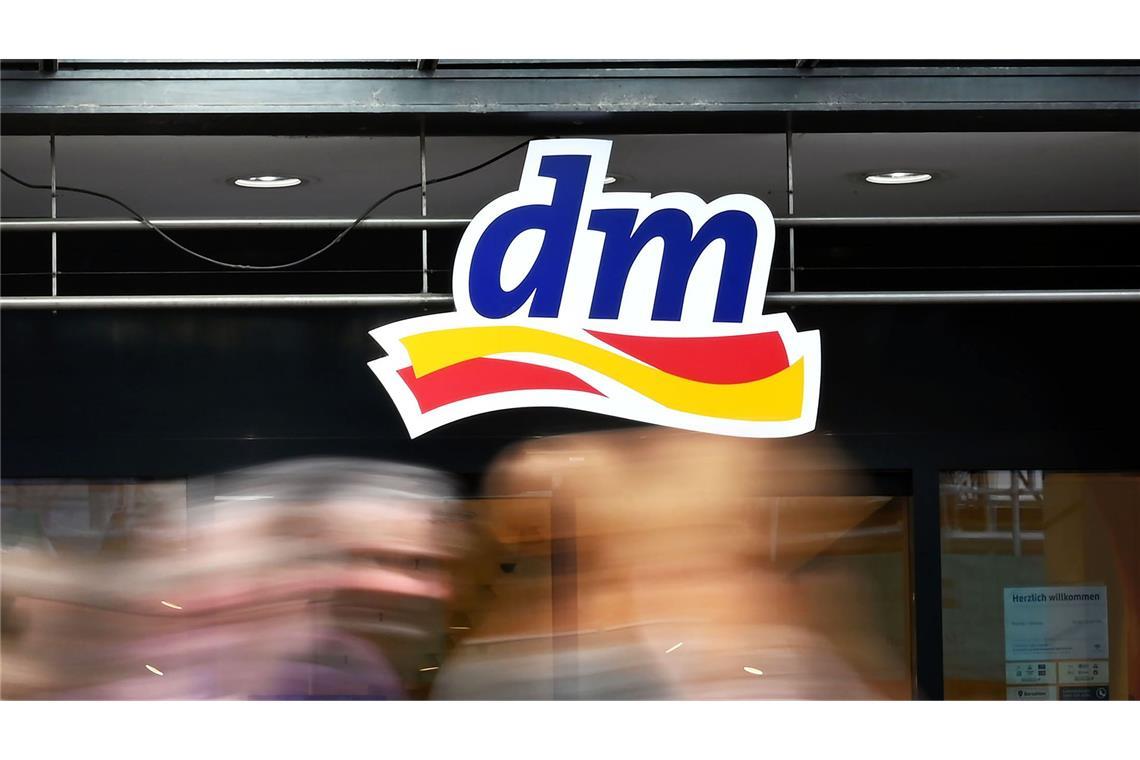 Milliarden-Investition – dm testet einige Neuerungen Die Drogeriekette dm testet derzeit einige Neuerungen, und nimmt dafür viel Geld in die Hand.