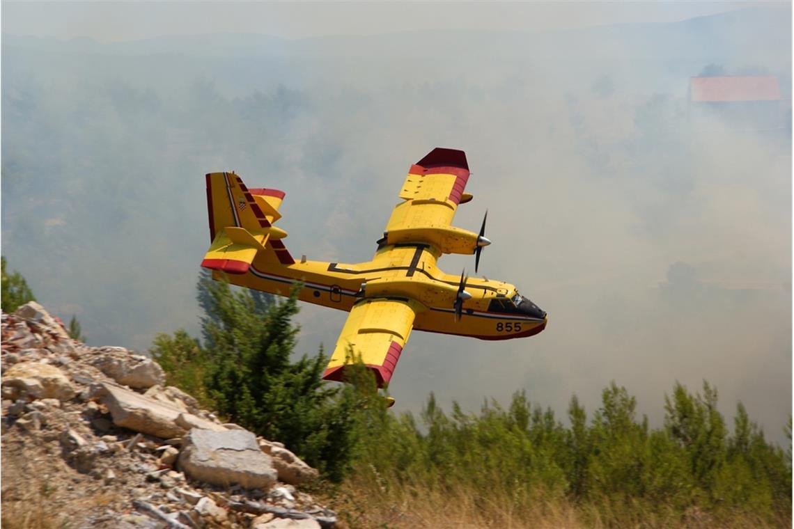 Drohne kollidiert mit Löschflugzeug Die Drohne ist mit einem dieser Super Scooper kollidiert.