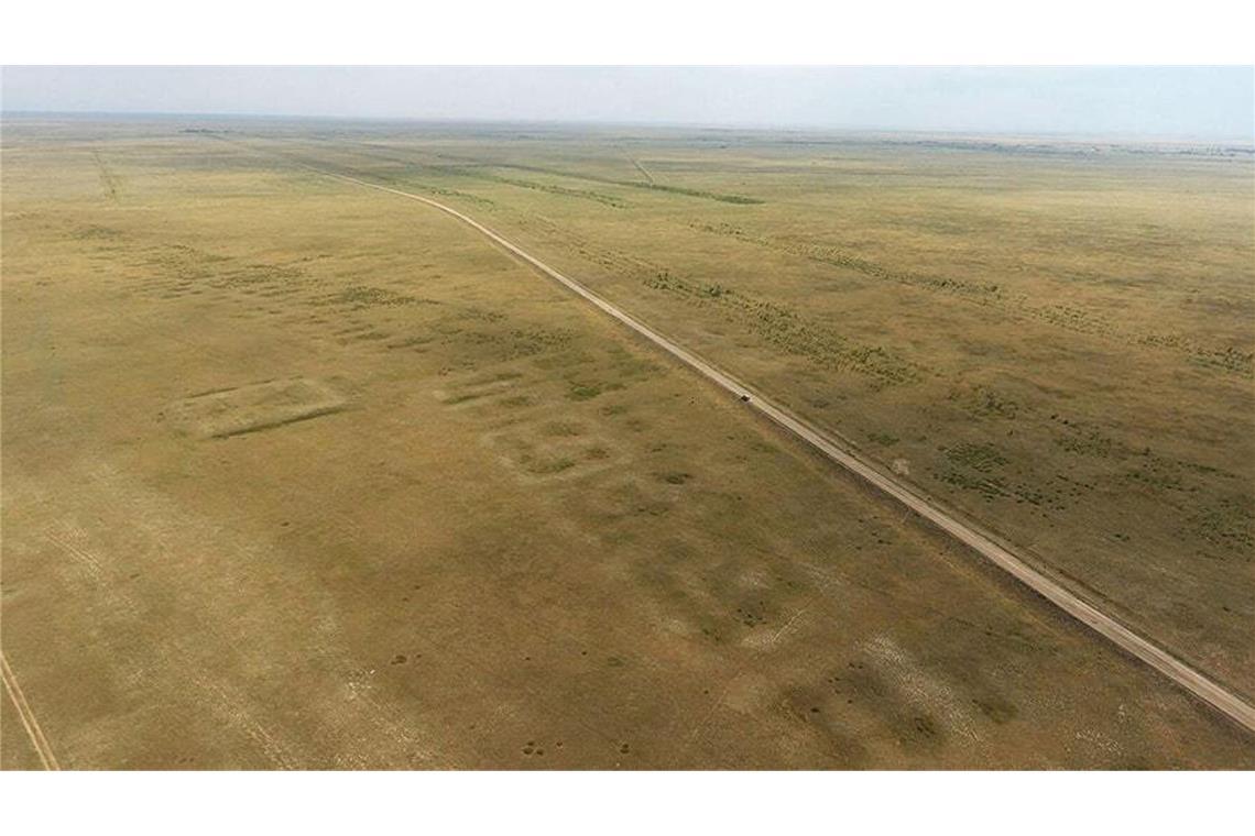 Die Drohnenaufnahme zeigt Überreste von Semiyarka – einer vor 3600 Jahren errichteten riesigen Siedlung in der kasachischen Steppe. Die dunklen Rechtecke kennzeichnen einstige Häuser.