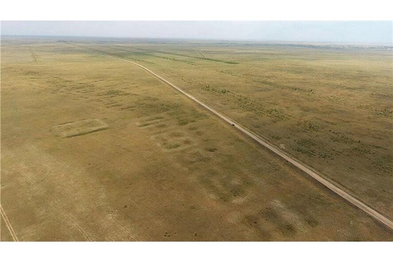 Die Drohnenaufnahme zeigt Überreste von Semiyarka – einer vor 3600 Jahren errichteten riesigen Siedlung in der kasachischen Steppe. Die dunklen Rechtecke kennzeichnen einstige Häuser.