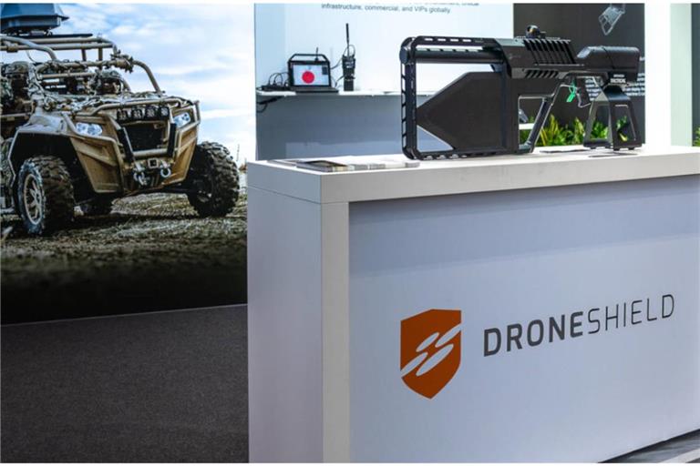 Die DroneShield-Aktie verzeichnete zuletzt starke Kursschwankungen. Trotz neuer Aufträge und positiver Analystenstimmen belastete eine überraschende Kapitalmaßnahme den Kurs. Mehr dazu hier.