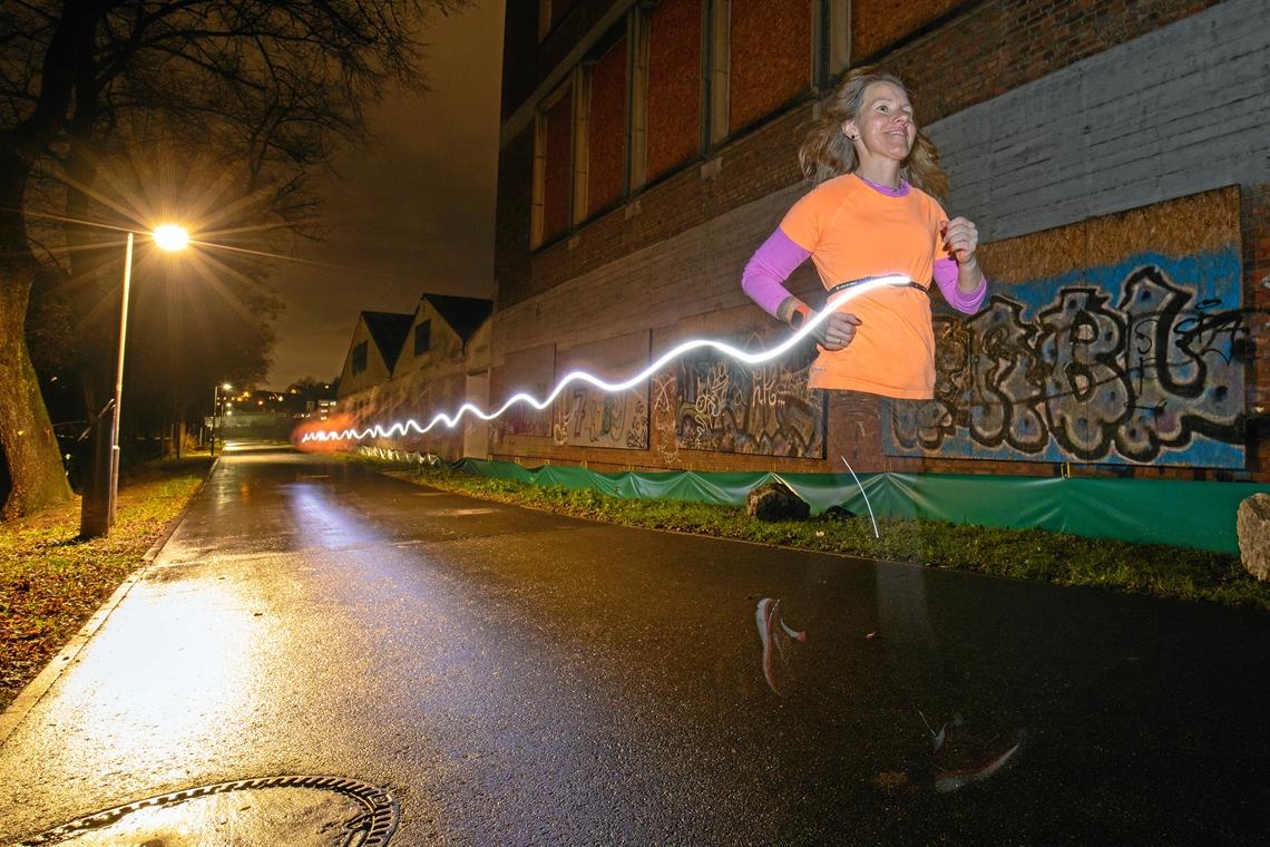Ein Lichtblick zum Ausklang des Jahres Die Dunkelheit oder die nasskalte Witterung halten Simone Quittkat vom Lauftreff Lockerer Haufen nicht vom Training ab. Foto: A. Becher