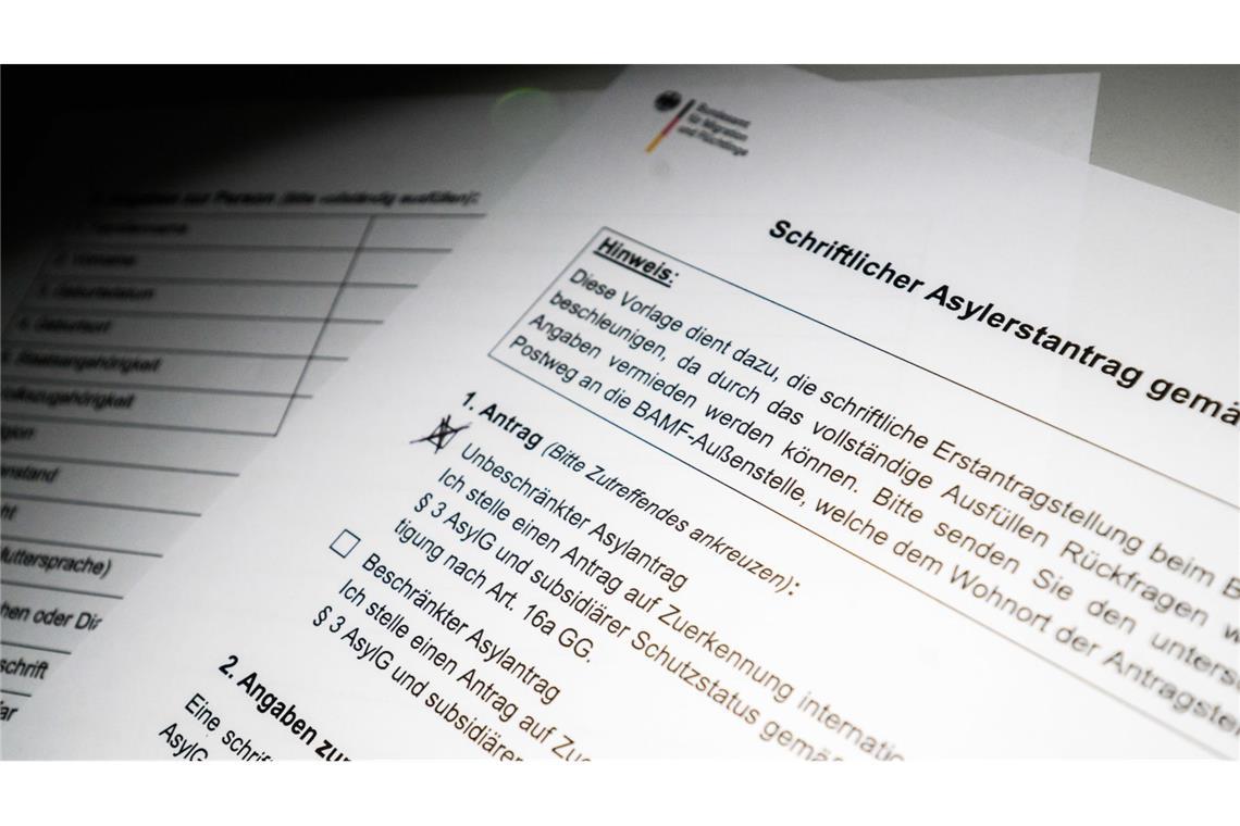 Schnellere Asylverfahren und mehr Personal Die durchschnittlichen Verfahrenslaufzeiten lagen bei 11,1 Monaten.
