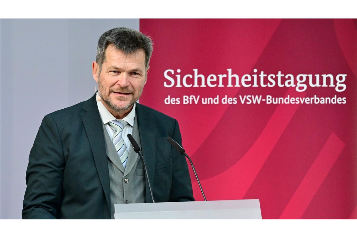 "Die Dynamik der Bedrohungen erforderte schnellere Fortschritte", sagt der Präsident des Verbandes für Sicherheit in der Wirtschaft, Johannes Strümpfel.