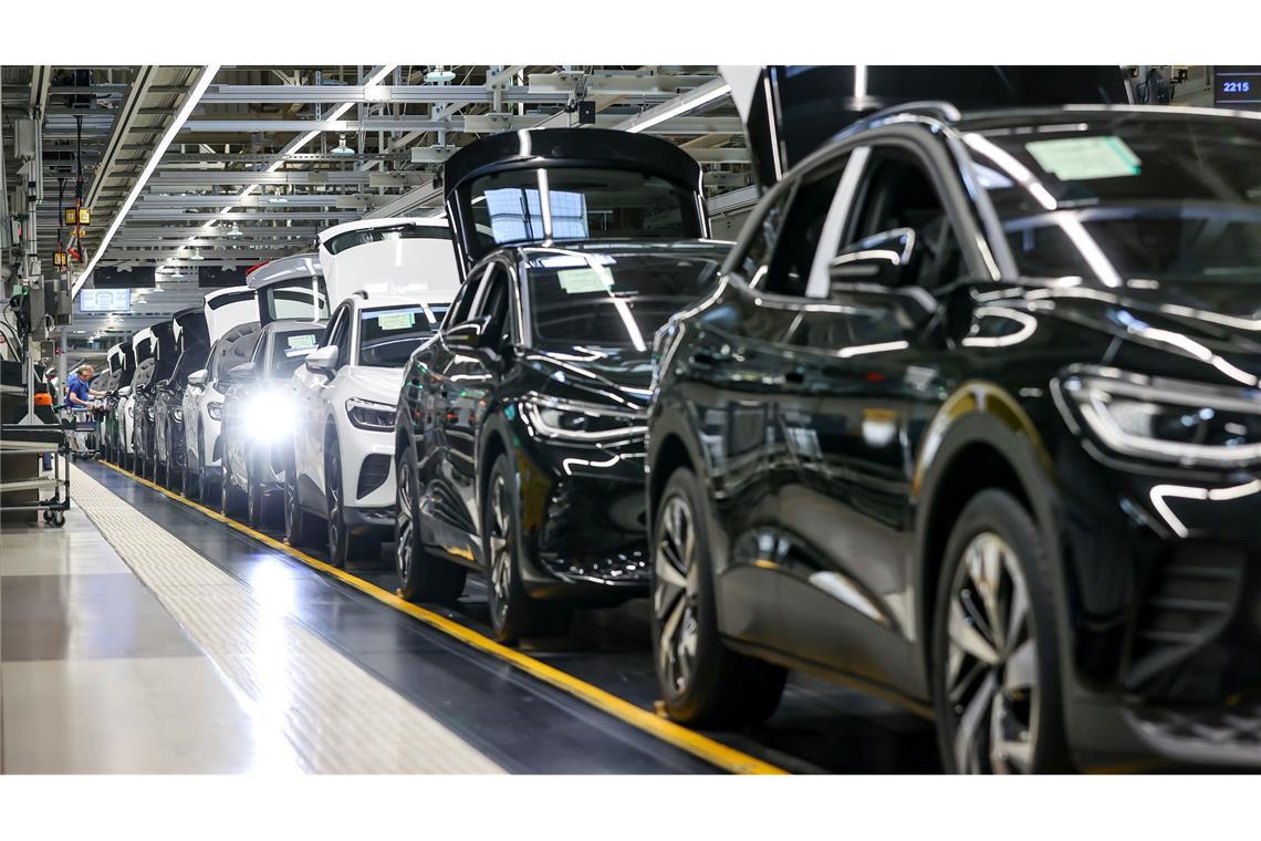 VW streicht Schichten - Schwache Nachfrage Die E-Auto-Produktion in Zwickau wird im Oktober für eine Woche ruhen. (Archivbild)