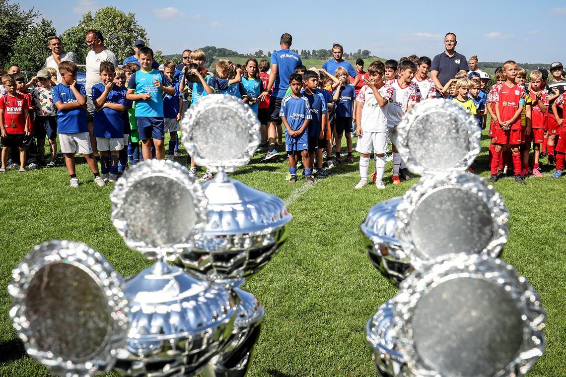 29. BKZ-Mini-Cup: Fürs nächste Fußballfest ist alles gerichtet Die E- und F-Jugendlichen der Vereine der Region stehen bereit. Der Wettstreit um die Siegerpokale kann beginnen. Foto: Alexander Becher