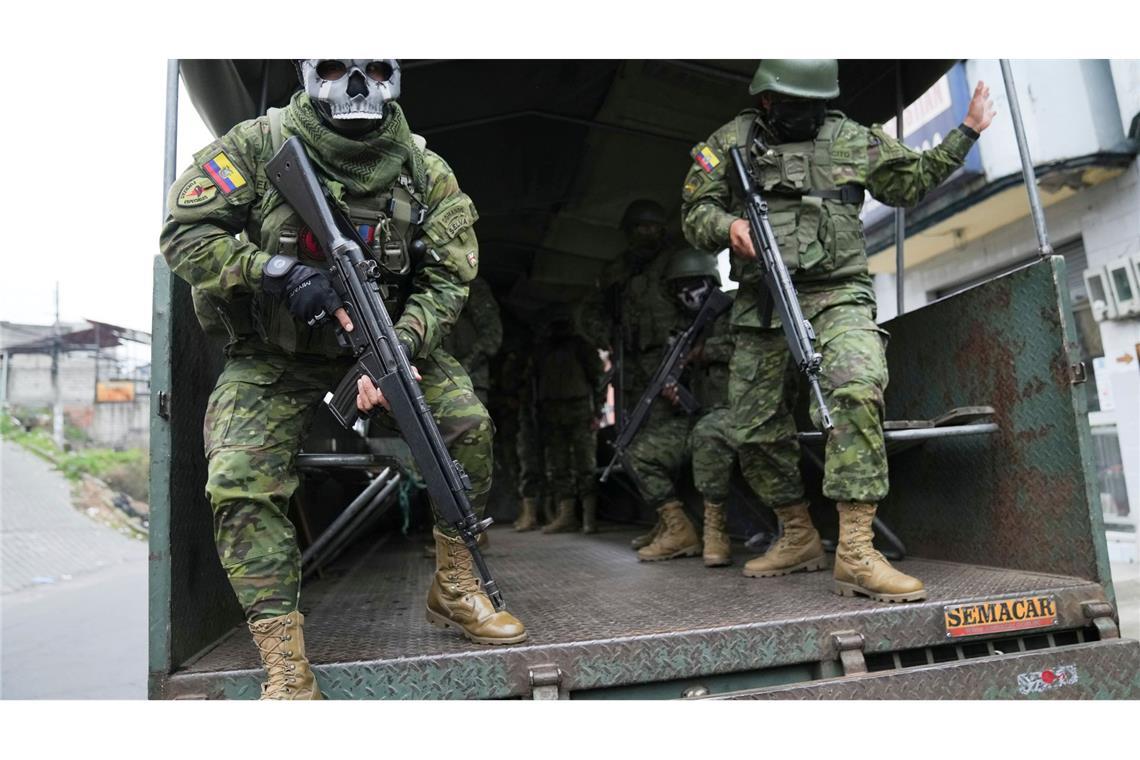 Die ecuadorianische Regierung betrachtet die Gangs als nicht-staatliche Kriegsparteien und geht hart gegen sie vor.