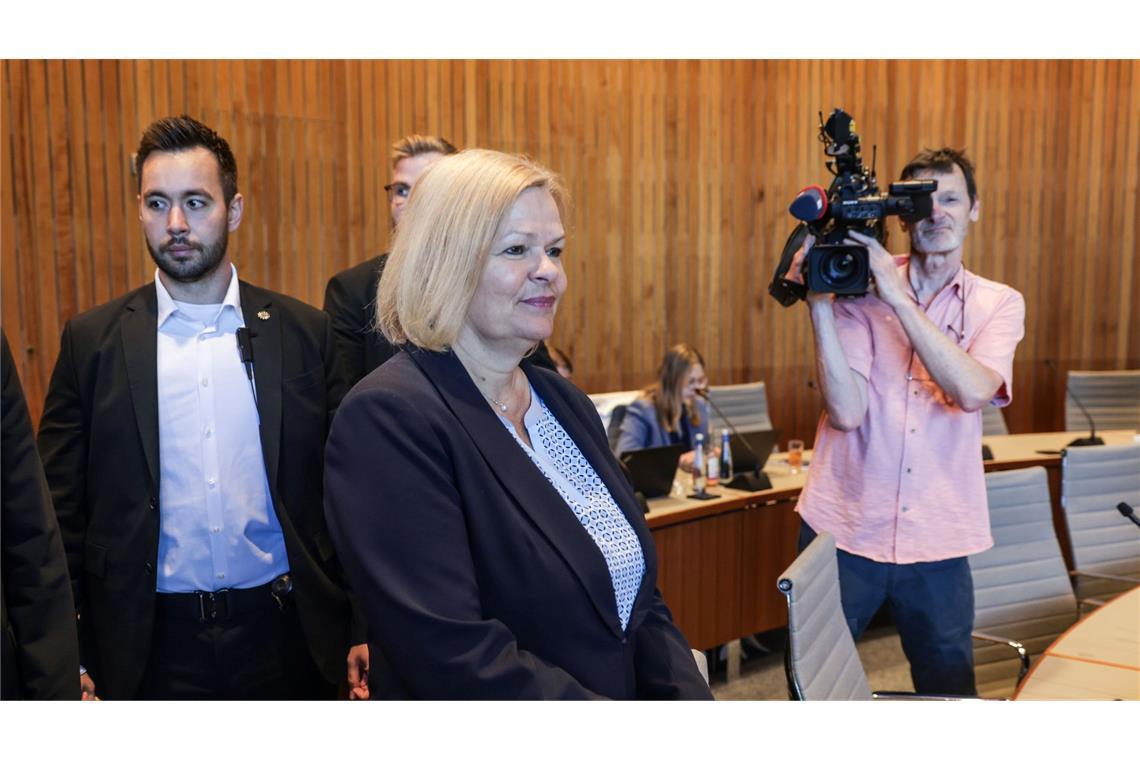 Faeser zu Solingen-Attentat: Keine Versäumnisse beim BAMF Die ehemalige Bundesinnenministerin Nancy Faeser (SPD) steht im Untersuchungsausschuss des nordrhein-westfälischen Landtags zum Terror-Anschlag von Solingen Rede und Antwort.