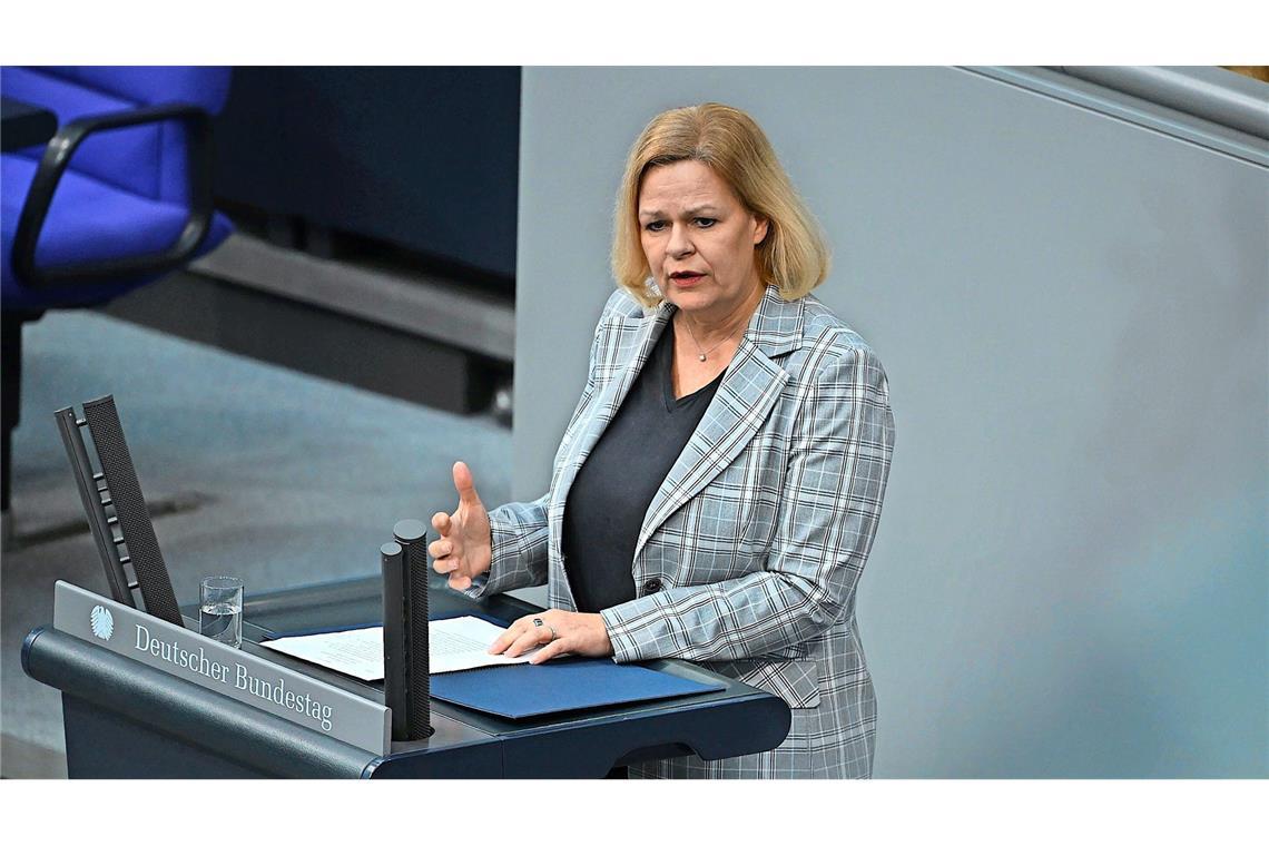 Die ehemalige Innenministerin <b>Nancy Faeser</b> ist der Politik treu geblieben. Sie sitzt weiterhin als SPD-Abgeordnete für den Wahlkreis Main-Taunus im Bundestag. Ihr Abgeordnetenbüro hat sie nach Hofheim am Taunus verlegt, sie lebt jedoch mit ihrer Familie im benachbarten Schwalbach am Taunus. Darüber hinaus ist sie in mehreren Bundestagsausschüssen aktiv, unter anderem im Ausschuss für Digitalisierung und Staatsmodernisierung.