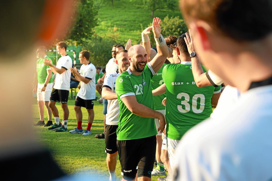 Die Flügelzange des HC Oppenweiler/Backnang quittiert den Dienst Die ehemaligen Weggefährten stehen Spalier und klatschen mit Florian Frank (vorne) und Philipp Maurer ab. Foto: Alexander Becher