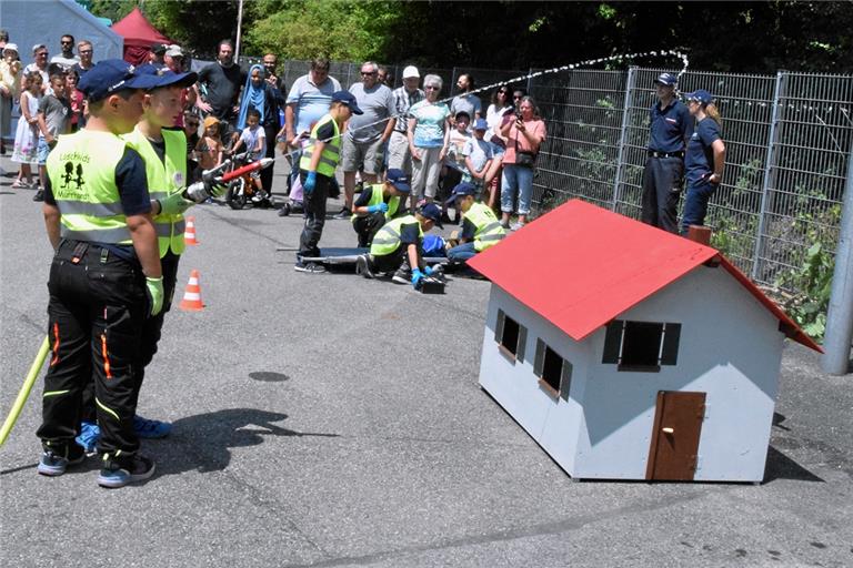 Die eher symbolische Schauübung der Kinderfeuerwehr „Löschkids“ war einer der Höhepunkte des Fests. Aktuell sind zehn Mädchen und Jungen zwischen sechs und zehn Jahren aktiv.