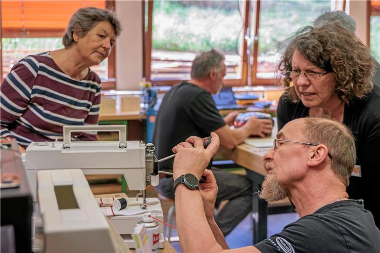 Die Ehrenamtlichen im Repaircafé können bei Reparaturen auf eine Erfolgsquote von 61 Prozent verweisen. Fotos: Stefan Bossow