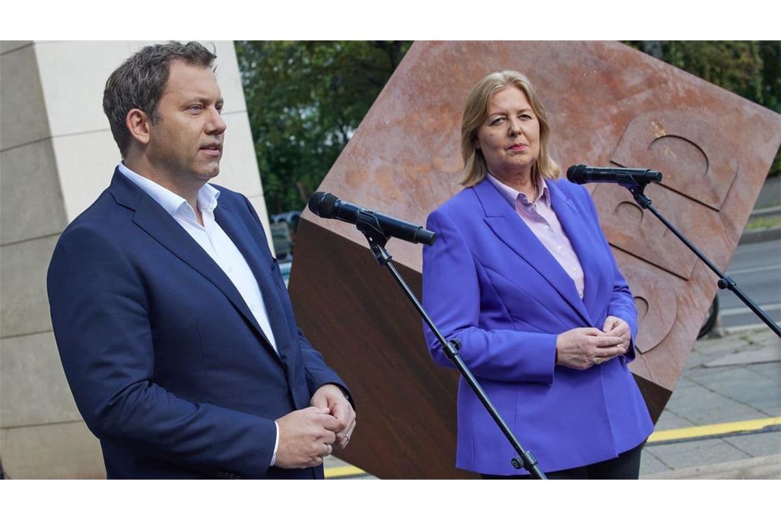 Die eine geht. Bleibt der Andere? Lars Klingbeil und Bärbel Bas geben am 7. September 2026 vor einer Klausur des SPD-Parteivorstandes vor dem Willy-Brandt-Haus ein Statement ab. 