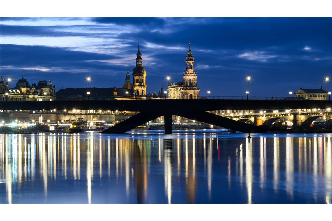 Bilder des Tages Die eingestürzte Carolabrücke vor der historischen Altstadt an der Elbe am Abend.