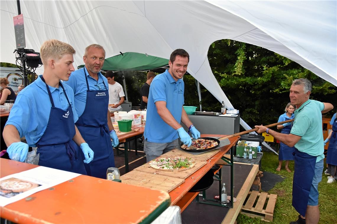 Die Einnahmen vom Catering (hier z.B. leckeren Flammkuchen) werden an die Flutop...