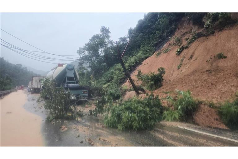 Die Einsatzkräfte brauchten wegen schwerer Erdrutsche lange, um die Unglücksstelle zu erreichen.