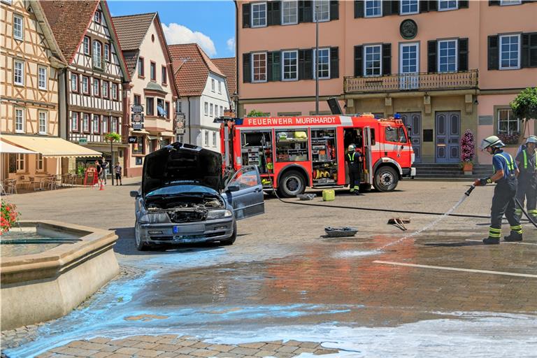 Die Einsatzkräfte können den Motorbrand schnell löschen, danach muss das Fahrzeug abgeschleppt werden. Foto: Stefan Bossow