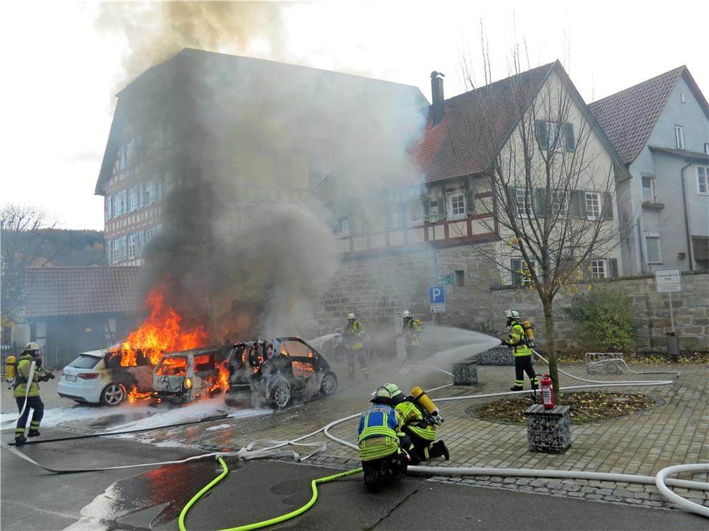 Drei Autos in der Innenstadt in Flammen