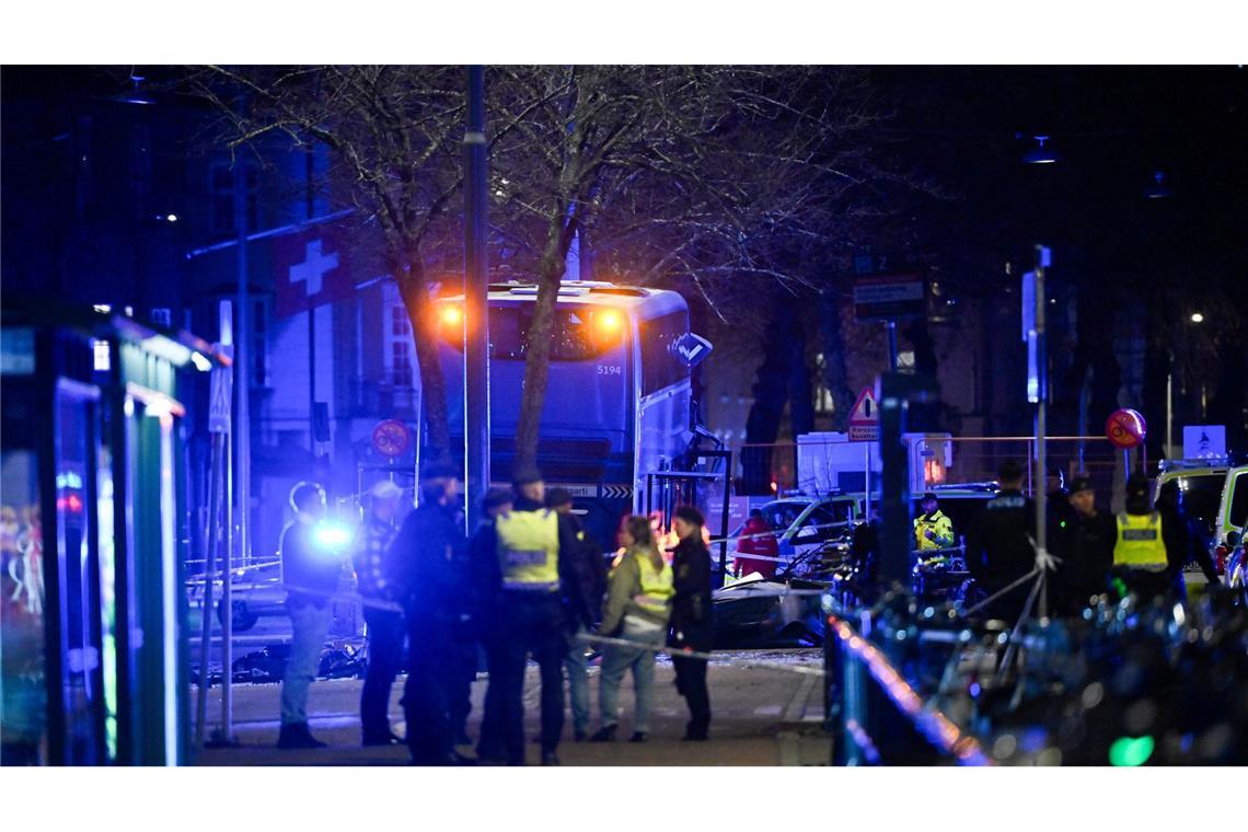 Tote und Verletzte bei schwerem Busunfall in Stockholm