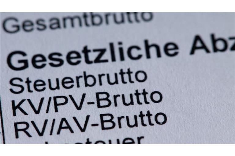Die Einträge zur Krankenversicherung sind auf einer Gehaltsabrechnung zu sehen (Symbolbild).