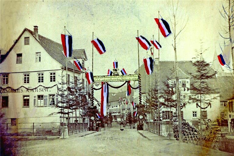 Die Einweihung der Murrtalbahn mit dem Anschluss Murrhardts ans Schienennetz wurde gebührend gefeiert. Die ganze Stadt war geschmückt und ein großes Banner begrüßt die Festgäste, wie die historische Originalaufnahme zeigt. Foto: Carl-Schweizer-Museum