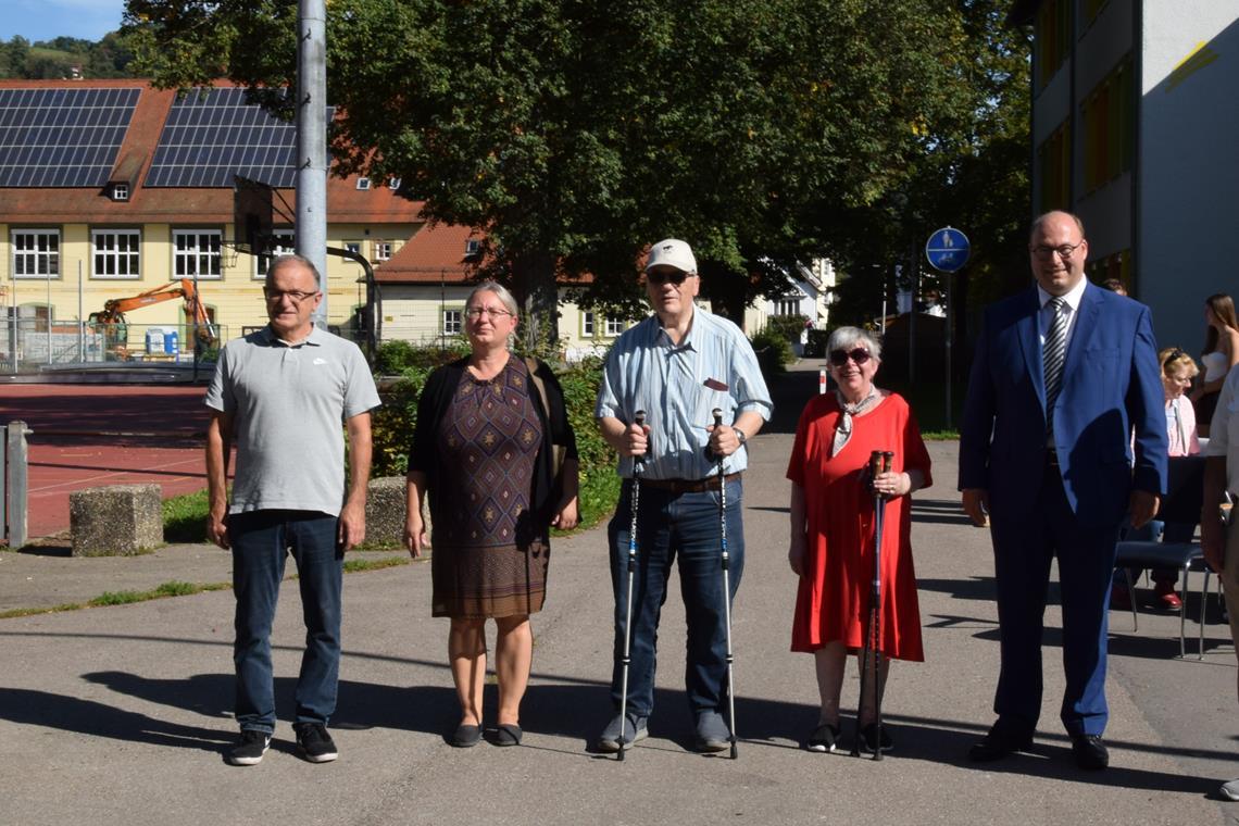 Weg in Murrhardt nach erstem Nachkriegsbürgermeister benannt Die Einweihung des Weges mit Krisslers Familie (von rechts): Enkel Roland Krissler, Bürgermeister Armin Mößner, Enkelin Doris Honosch mit ihrem Mann Dieter Honosch, Melanie Schweigler und Wolfgang Krissler – beide sind Nachkommen von Krisslers Neffen. Foto: E. Klaper