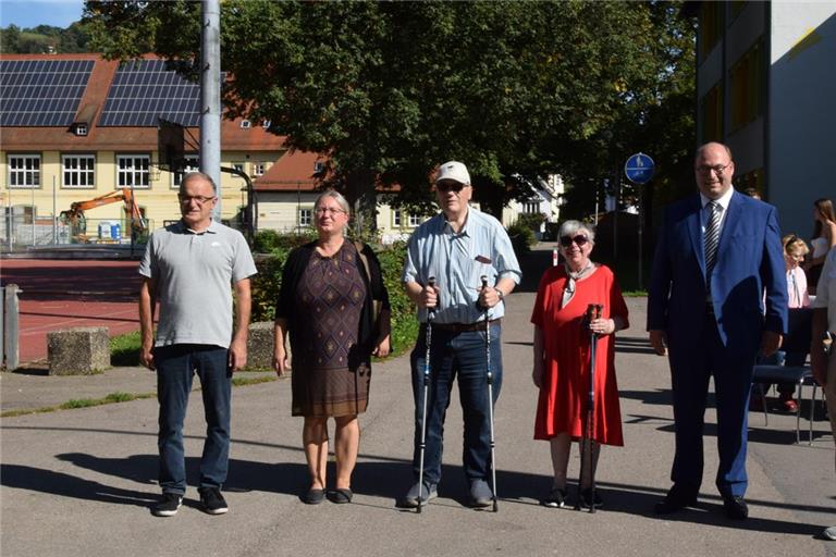 Die Einweihung des Weges mit Krisslers Familie (von rechts): Enkel Roland Krissler, Bürgermeister Armin Mößner, Enkelin Doris Honosch mit ihrem Mann Dieter Honosch, Melanie Schweigler und Wolfgang Krissler – beide sind Nachkommen von Krisslers Neffen. Foto: E. Klaper