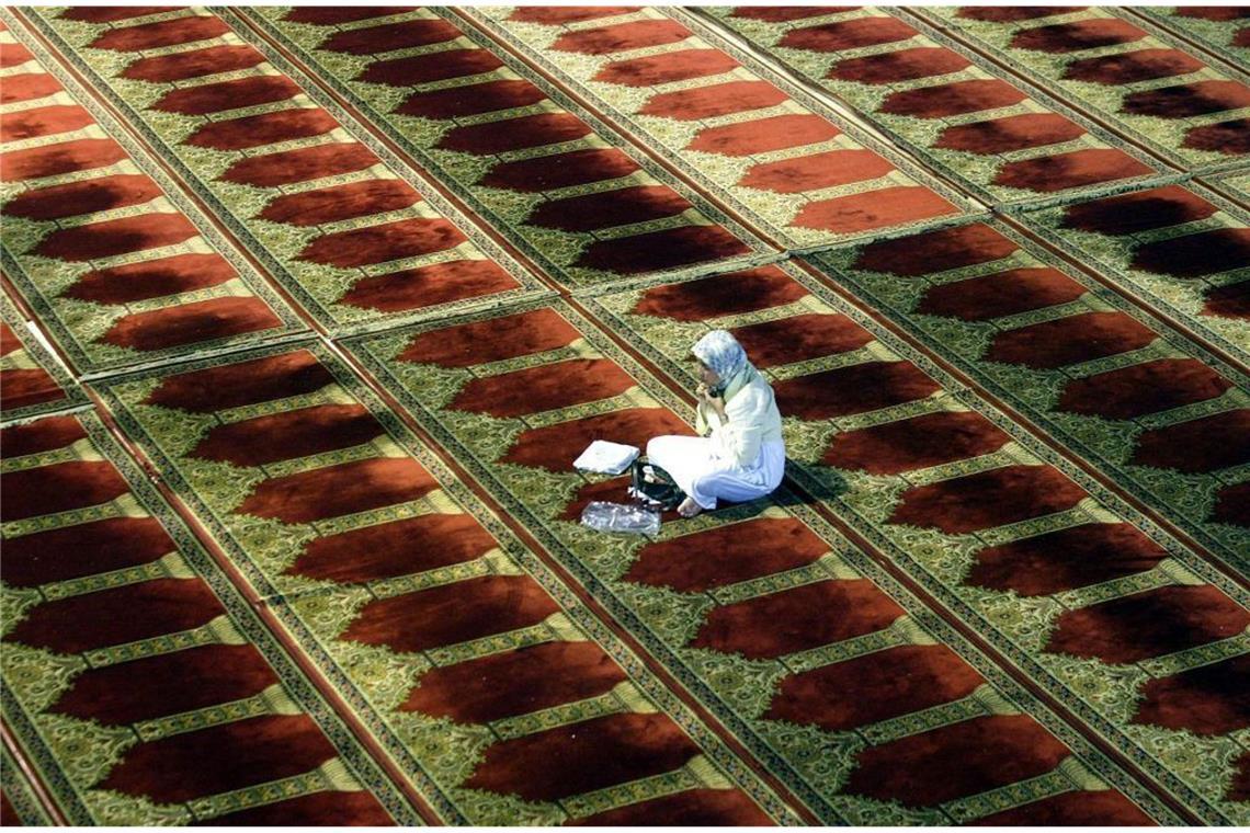 Die Einzigkeit Gottes und die Hingabe an seinen Willen sind zentraler Inhalt des Islam, der auf fünf Säulen ruht: Glaubensbekenntnis (Shahada), fünfmaliges täglich zu vollziehendes Gebet (Salat), Abgabe an die Armen (Zakat), Pilgerfahrt nach Mekka (Haddsch) und das religiöse Fasten im heiligen Monat Ramadan (Saum).