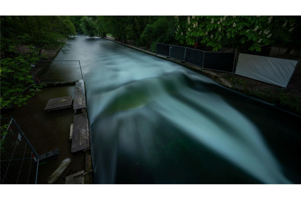 Die Eisbachwelle in München am frühen Morgen, nachdem dort eine Surferin verunglückt ist.