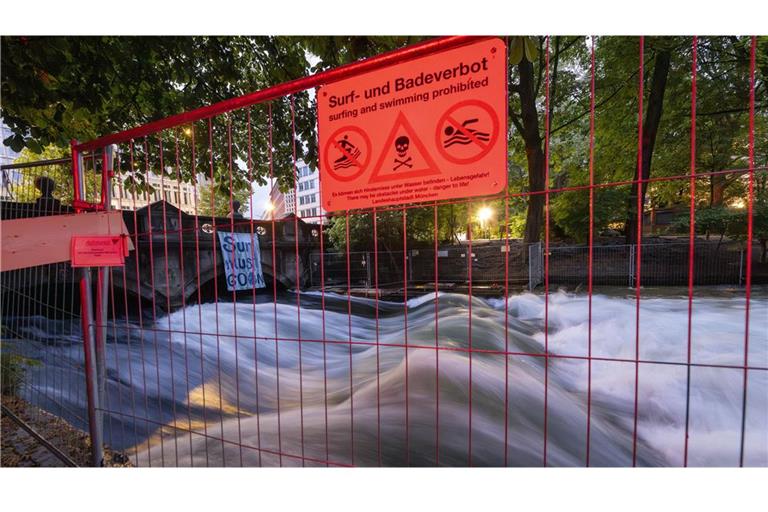 Die Eisbachwelle ist nicht mehr gesperrt. Doch ab sofort gelten neue Regeln (Archivbild).