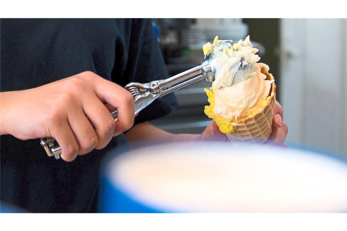 Arbeiten im Sommer – hier gibt es noch Ferienjobs Die Eisdiele ist ein beliebter Ort für Ferienjobs.