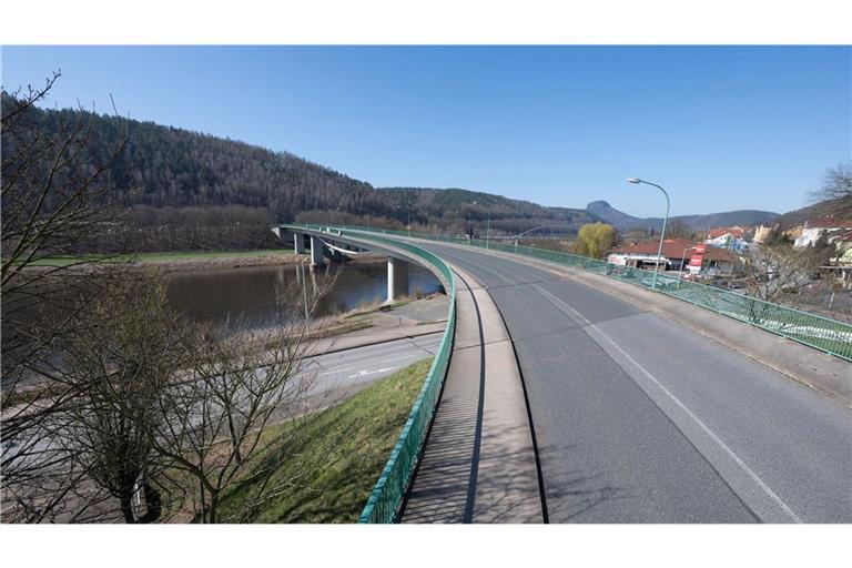 Die Elbbrücke in Bad Schandau soll am Donnerstag wieder öffnen.
