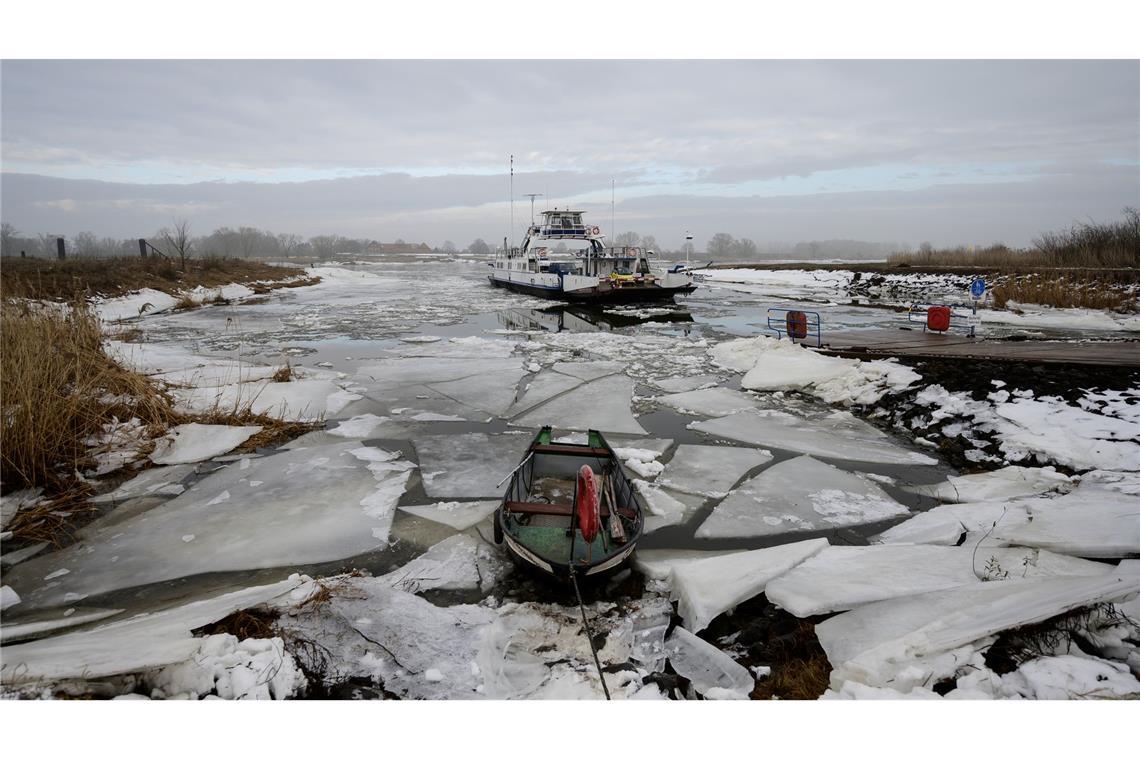 Die Elbfähre „Tanja“ fährt bei Eisgang über die Elbe.