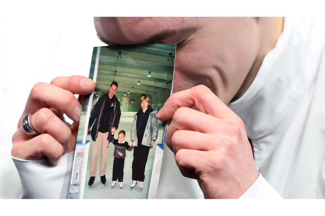 Die Eltern des Eiskunstläufers kamen vor einem Jahr bei einem Flugzeugabsturz ums Leben.